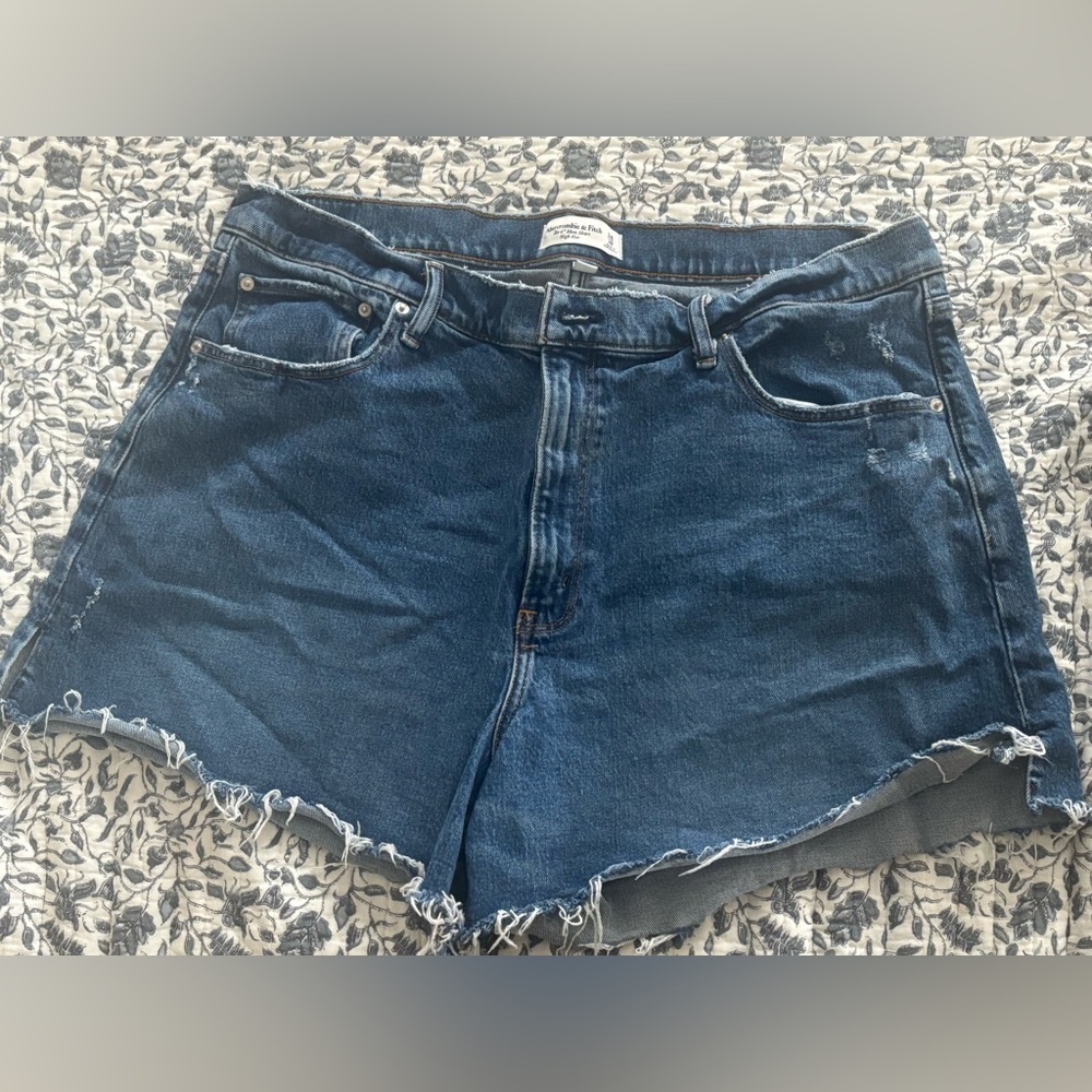 Abercrombie & Fitch 4” high rise Mom short